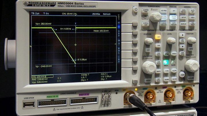 Digital oscilloscope displaying a signal waveform on its screen